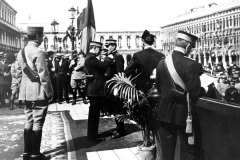 IN ALTO: CONSEGNA DELLA PRIMA MEDAGLIA D'ORO AL VALOR MILITARE,AL CAPITANO DI CORVETTA LUIGI RIZZO, IN PIAZZA SAN MARCO A VENEZIA.
SOTTO: IL CAPITANO DI CORVETTA LUIGI RIZZO.