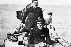 IN ALTO: LUIGI RIZZO ED IL CAPO TIMONIERE ARMANDO GORI DURANTE UNA ESERCITAZIONE DI LANCIO DI SILURI SUL MAS 15.
SOTTO: TRASPORTO DEL MAS 15 AL MUSEO DEL VITTORIANO
(ROMA).